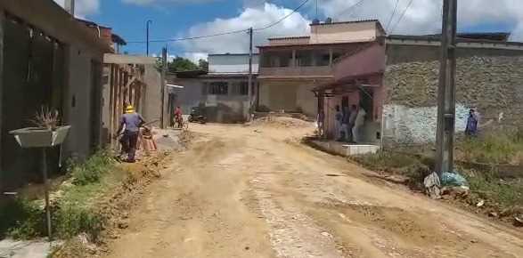 Camacã: Fim de mandato e o prefeito Oziel não para de trabalhar. Já passam de 50 ruas calçadas